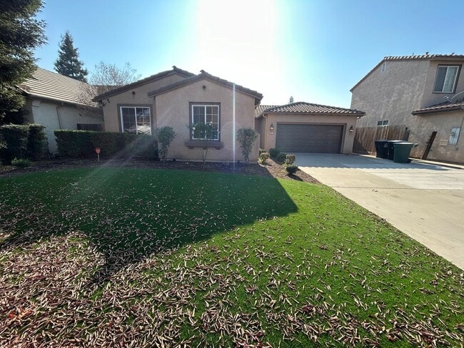Building Photo - 3 Bedroom 2 bathroom with a bonus room and Solar in NW Visalia!