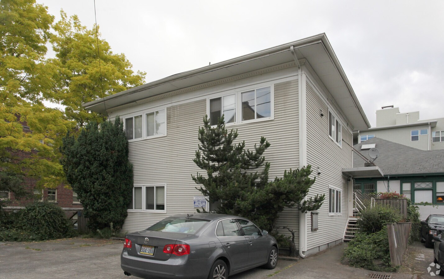 Photo - 702 E Union St Apartments