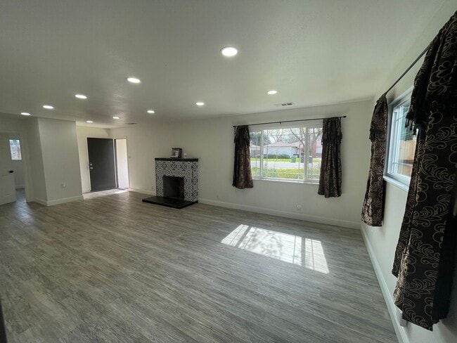 Photo - 3br/1.5ba, 2-car Attached garage - Good location