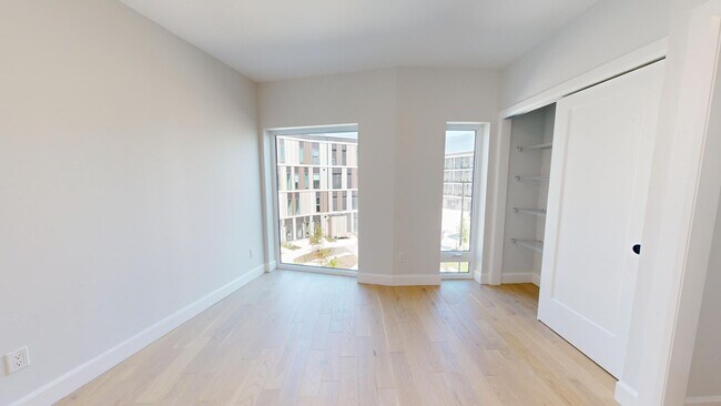 Photo - AMAZING THREE LEVEL THREE BEDROOM TOWNHOME IN WEST FIVE Unité 107B