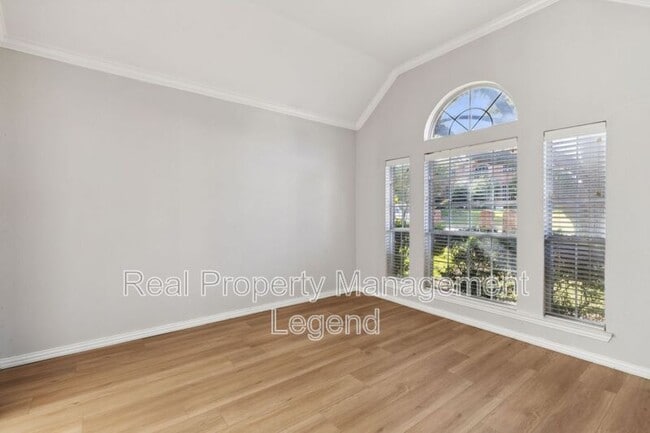 8012 Greenwood Dr
