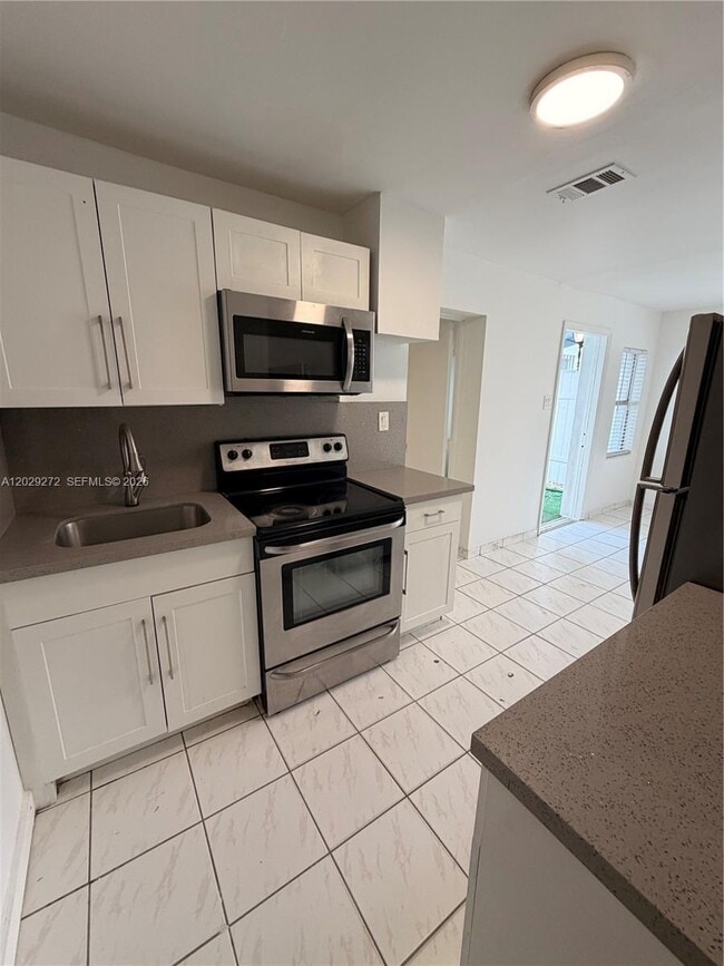 Photo - 2420 NW 31st St Unit 3