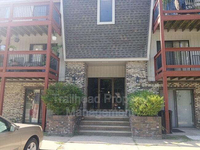 Building Photo - 324 W College St Rental