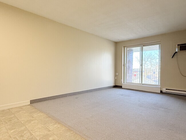 Photo - 4 Dufferin St N Unit 305