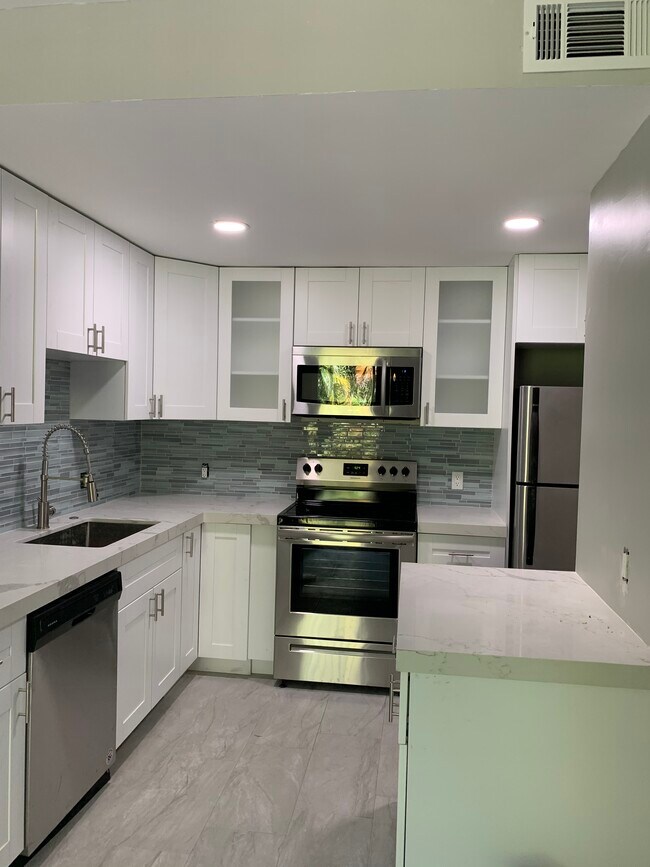 Kitchen - 3225 N Andrews Ave Unit 4