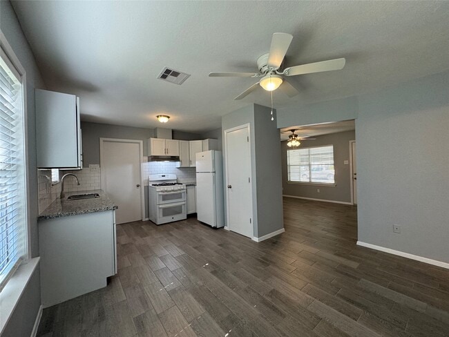 Building Photo - 514 Bertloma St