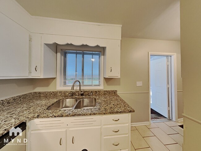 Photo - 452 Burgundy Rd