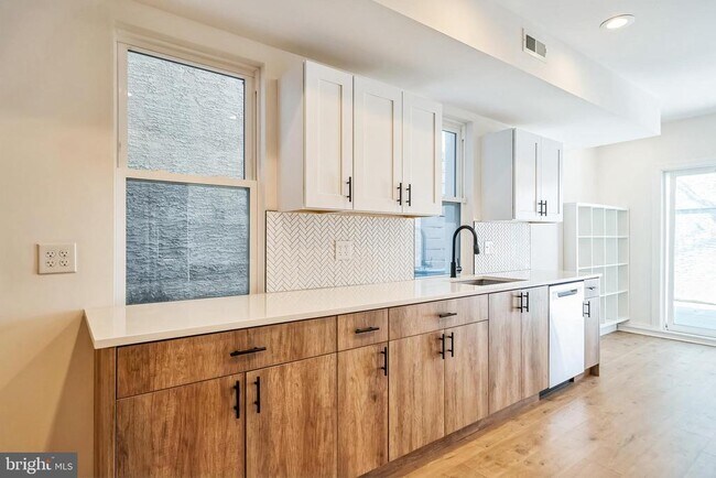 Photo - 840 Leland St