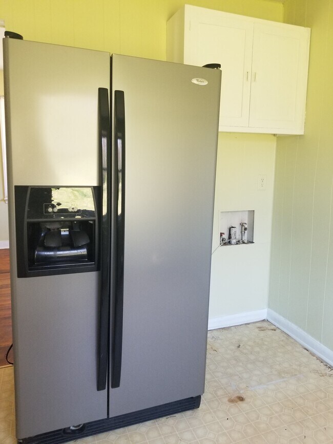 Kitchen with washer dryer hookup - 320 Craig St