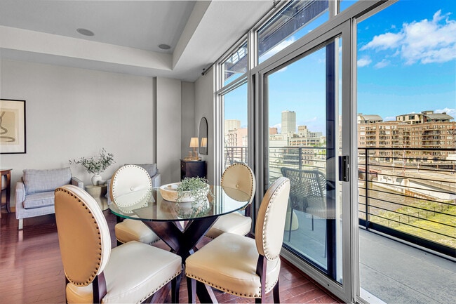 Photo - 106 W Seeboth St