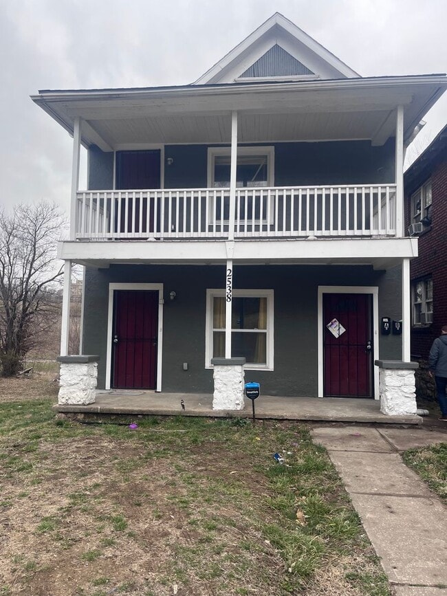 Building Photo - Fully Renovated 2 Bed / 1 Bath Duplex – Available Now