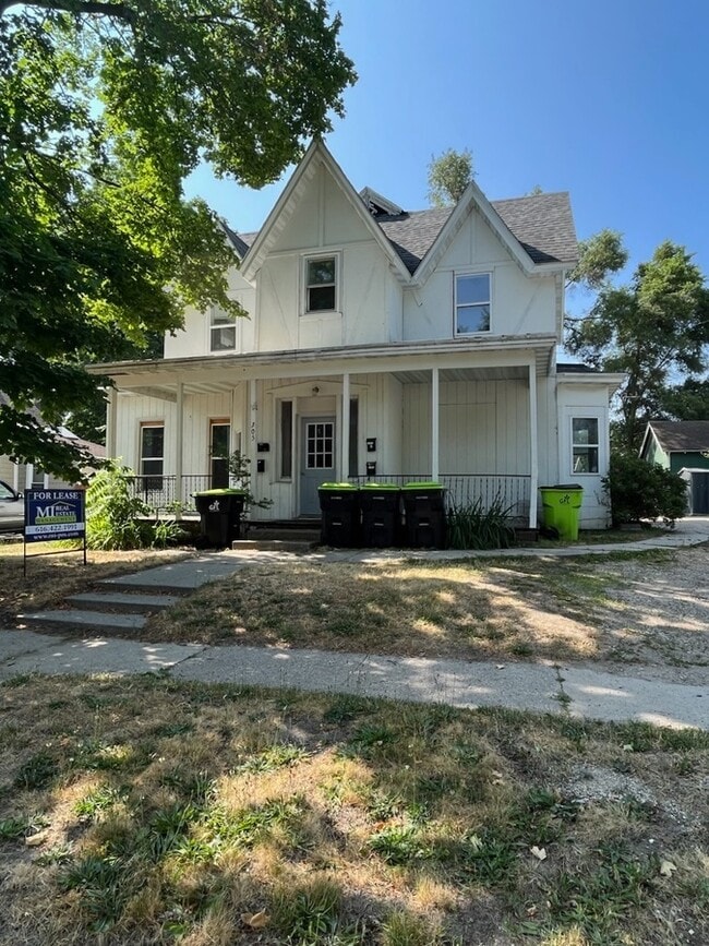 Building Photo - 305 E Grove St Unit 4