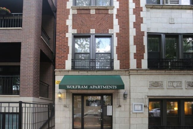 Building Photo - 833 W Wolfram St Unit J00W