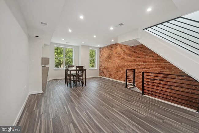 Building Photo - 1850 Ingleside Terrace NW Unit 2