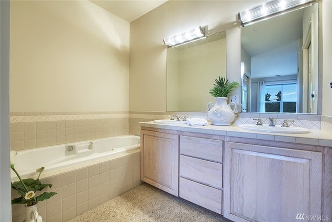 Master Bath - 10042 Main St Unit 205