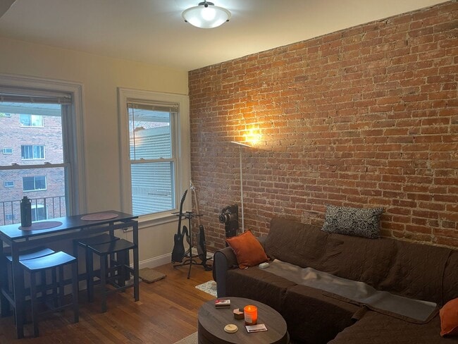Building Photo - Stunning 2 bed , Free Month/No fee Exposed brick, Central AAC, Porch Super Sunny Awesome layout! ...