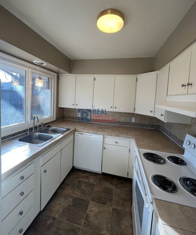 Photo - 2013 W Lake St