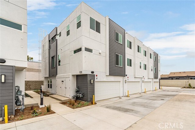 Photo - 123 E 223rd St