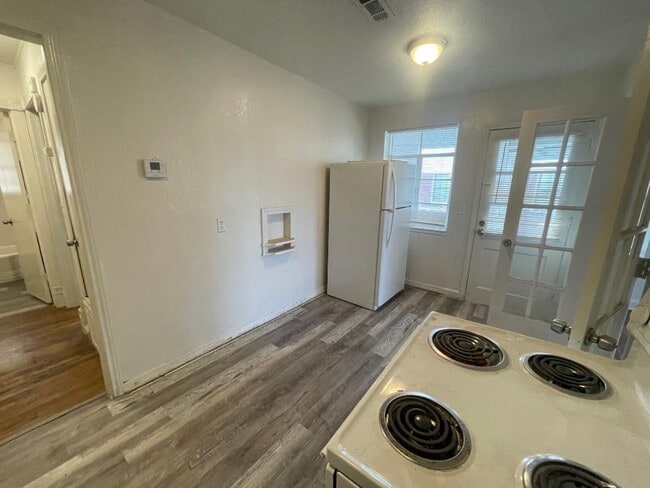 Photo - 1 Bed 1 Bath Duplex For Lease!
