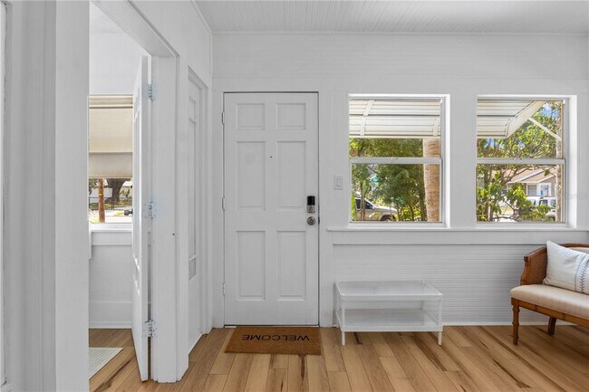 Photo - 918 16th St W