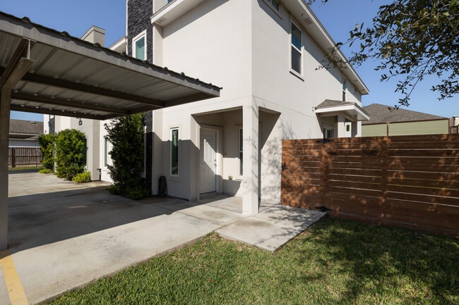 Photo - 1021 E La Cantera Ave