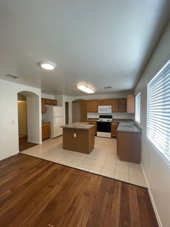 Photo - Beautiful 3 bedroom 2 bathroom!