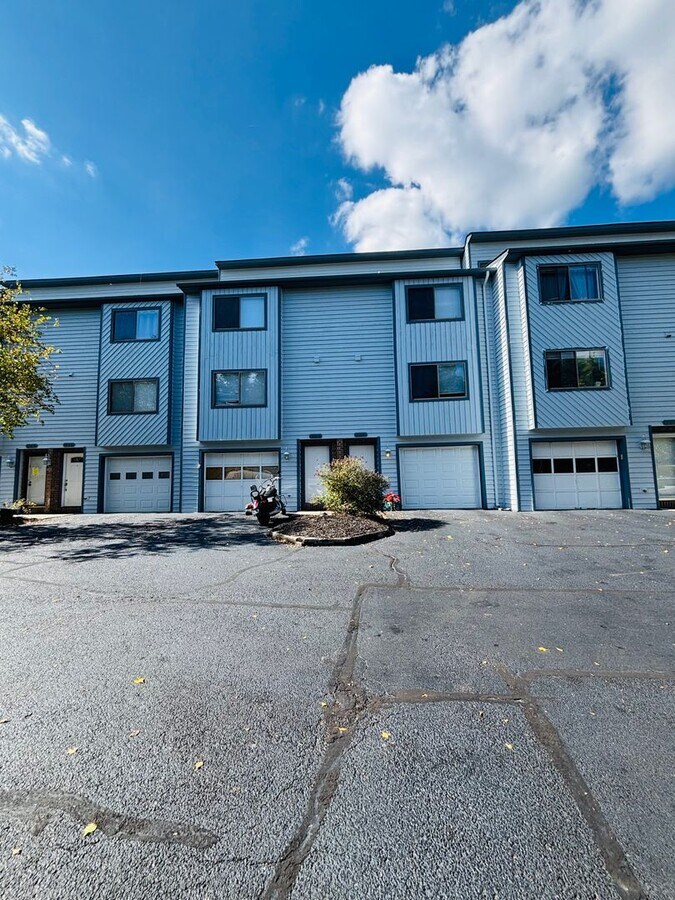 2 Bedroom, 2.5 Bath Townhouse - 2 Bedroom, 2.5 Bath Townhouse