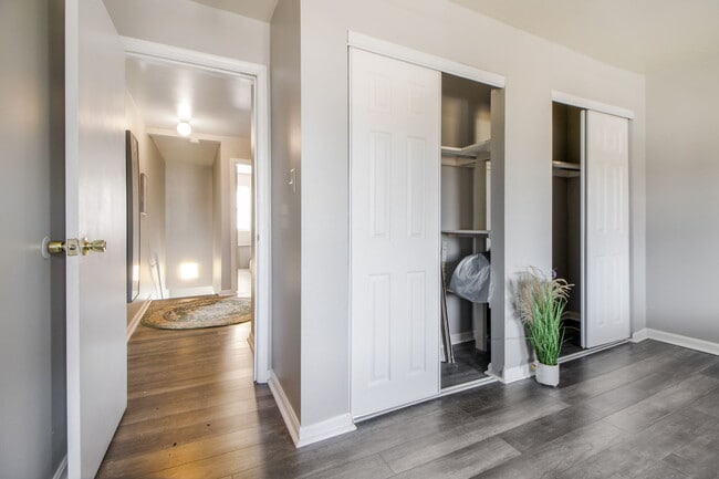 Building Photo - 1216 W Lafayette Ave Unit B - Front Bedroom