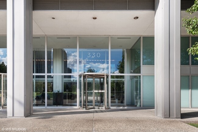 Building Photo - 330 W Diversey Pkwy Unit 2701