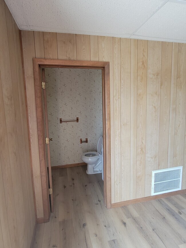 Photo - Falls City Plaza Unit 1