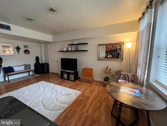 Building Photo - 1808 Queens Ln Unit 4-212