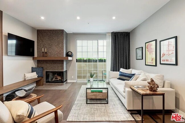 Building Photo - 930 N Doheny Dr