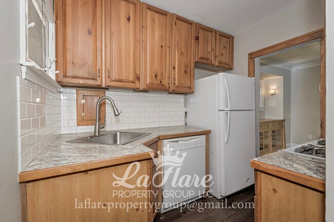 Photo - 2033 Brussels St