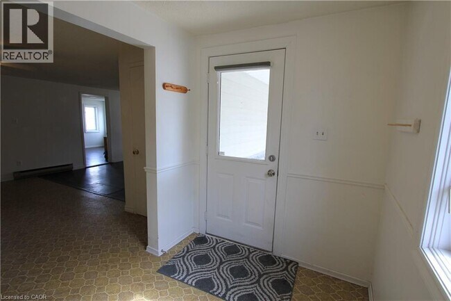 Photo - 1343 King St N