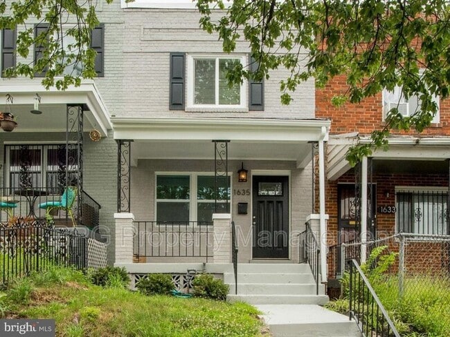 Building Photo - 1635 Lang Pl NE