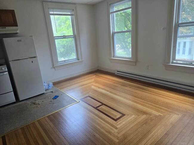 Building Photo - 114 E Liberty St Unit Apt 6