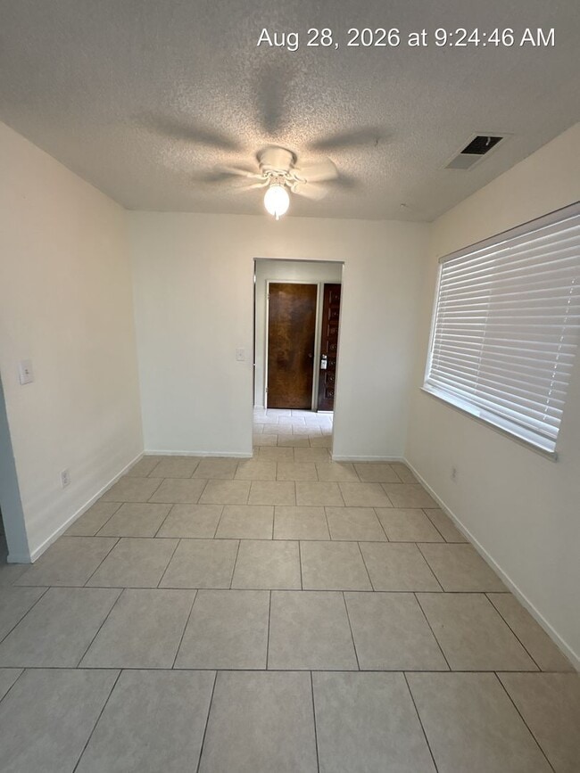 1009 W Laura Ave