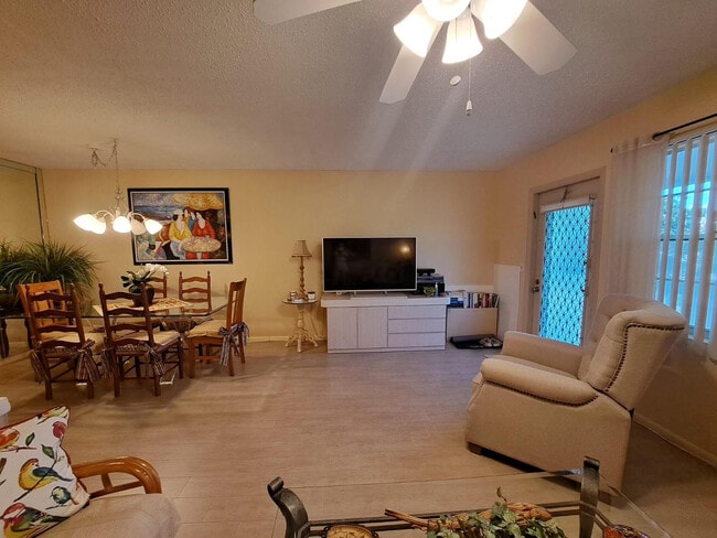 Photo - 336 Oakridge S Unit 336