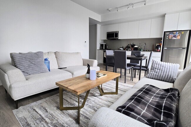 Photo - 357 King St W