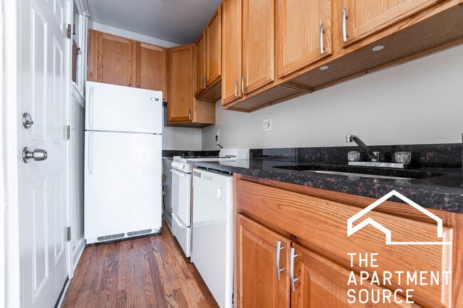 Building Photo - 3926 N Pine Grove Ave Unit 3W