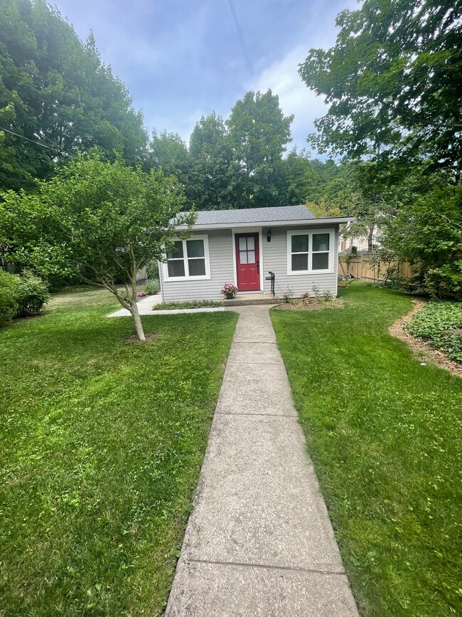 Building Photo - 2 Bedroom Single Family Home in Dundas
