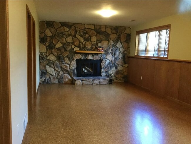 Building Photo - 3991 Whiting Ln NE Rental