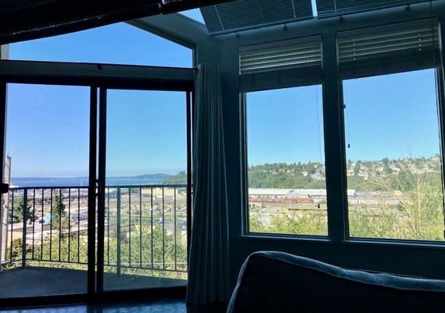 Photo - Queen Anne Townhome-Style Condo Unidad 206