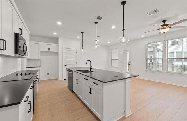 Building Photo - 2725 Woodall Dr Unit 1602