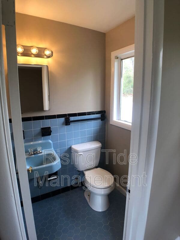 Photo - 200 E Haven Dr NE