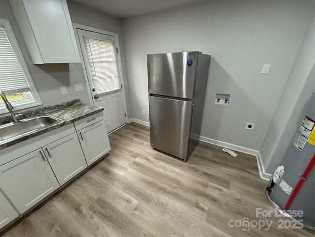 Photo - 705 N Main St