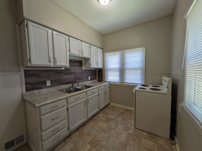 Photo - 2 Bedroom Home with hard surface flooring!