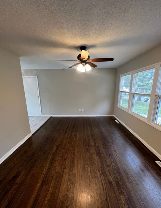 Photo - Charming 3-Bedroom Home with Spacious Fenc...