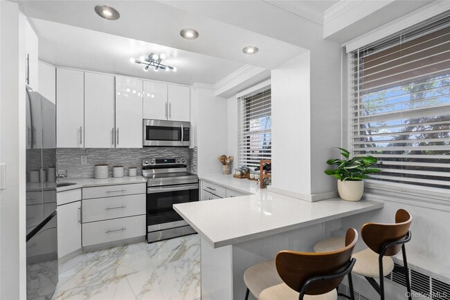 Building Photo - 5800 Arlington Ave Unit 1K