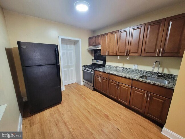 Photo - 923 E Schiller St